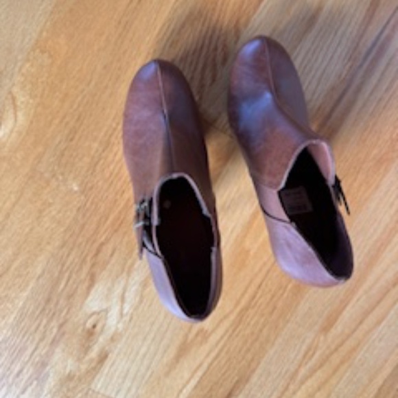 Fioni , brown heel boot ,size 7 , excellent condition. Never worn - Picture 2 of 3